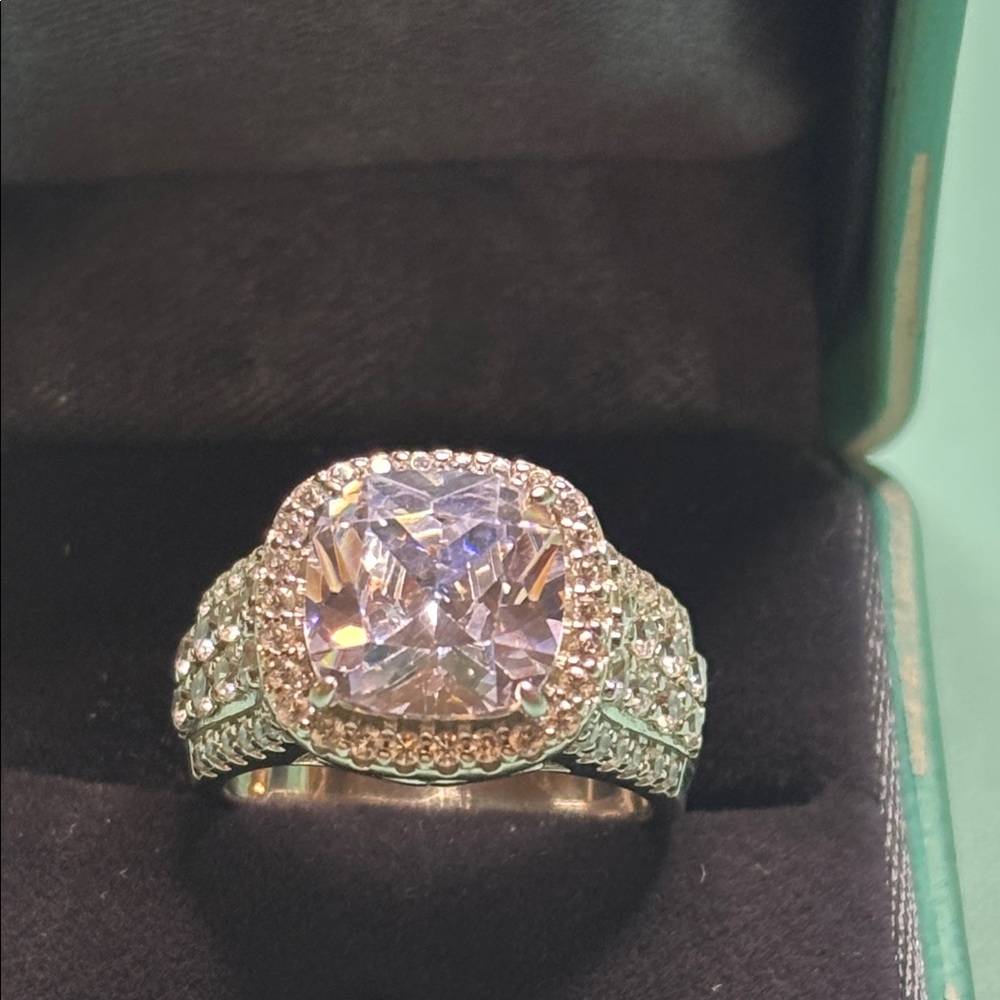 Elegant Silver Ring with Clear Gemstone